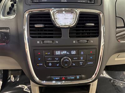2015 Chrysler Town and Country Touring-L   - Photo 25 - Grand Rapids, MI 49504