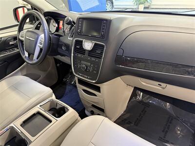 2015 Chrysler Town and Country Touring-L   - Photo 12 - Grand Rapids, MI 49504