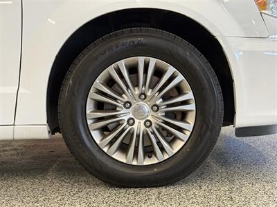 2015 Chrysler Town and Country Touring-L   - Photo 9 - Grand Rapids, MI 49504