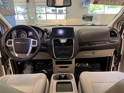 2015 Chrysler Town and Country Touring-L   - Photo 30 - Grand Rapids, MI 49504