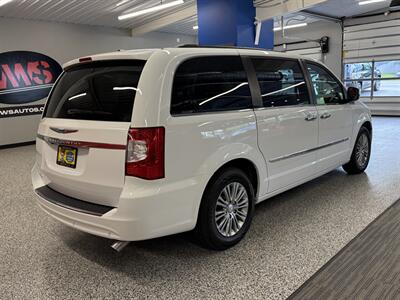 2015 Chrysler Town and Country Touring-L   - Photo 7 - Grand Rapids, MI 49504