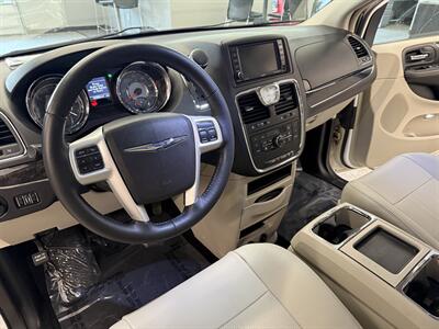2015 Chrysler Town and Country Touring-L   - Photo 20 - Grand Rapids, MI 49504
