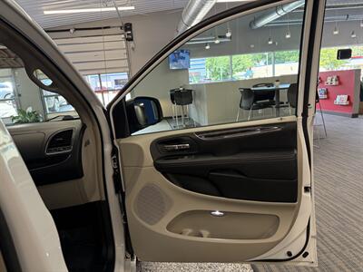 2015 Chrysler Town and Country Touring-L   - Photo 13 - Grand Rapids, MI 49504