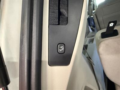 2015 Chrysler Town and Country Touring-L   - Photo 19 - Grand Rapids, MI 49504