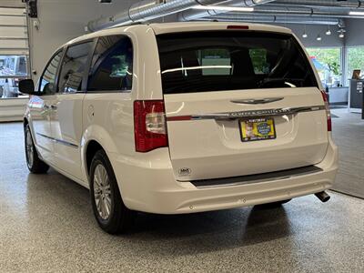 2015 Chrysler Town and Country Touring-L   - Photo 5 - Grand Rapids, MI 49504
