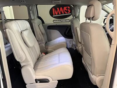 2015 Chrysler Town and Country Touring-L   - Photo 14 - Grand Rapids, MI 49504