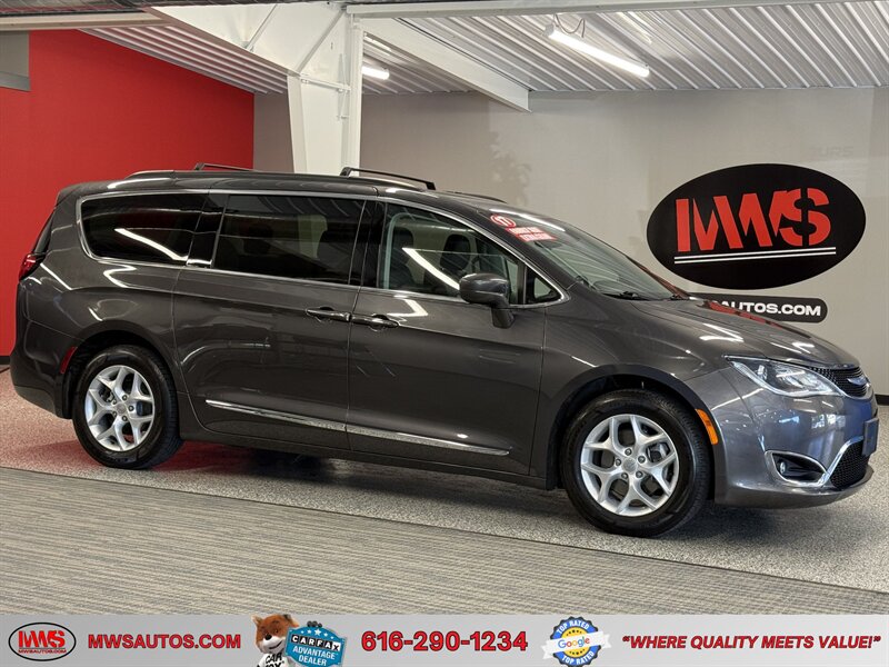 2017 Chrysler Pacifica Touring-L   - Photo 1 - Grand Rapids, MI 49504