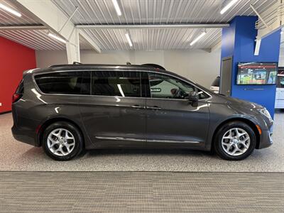 2017 Chrysler Pacifica Touring-L - Photo 9 - Grand Rapids, MI 49504