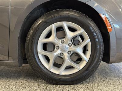 2017 Chrysler Pacifica Touring-L - Photo 10 - Grand Rapids, MI 49504