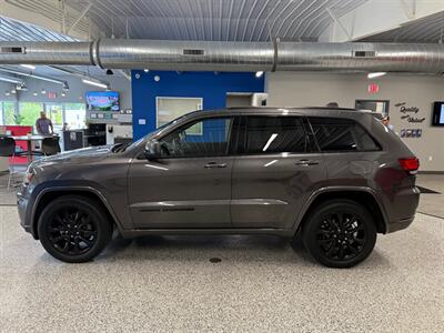 2017 Jeep Grand Cherokee Laredo   - Photo 4 - Grand Rapids, MI 49504