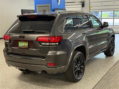 2017 Jeep Grand Cherokee Laredo   - Photo 7 - Grand Rapids, MI 49504
