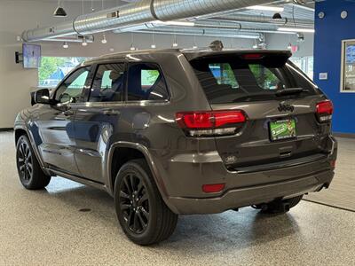 2017 Jeep Grand Cherokee Laredo   - Photo 5 - Grand Rapids, MI 49504
