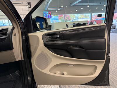 2015 Chrysler Town and Country Touring   - Photo 11 - Grand Rapids, MI 49504
