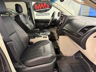 2015 Chrysler Town and Country Touring   - Photo 12 - Grand Rapids, MI 49504