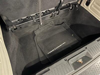 2015 Chrysler Town and Country Touring   - Photo 16 - Grand Rapids, MI 49504