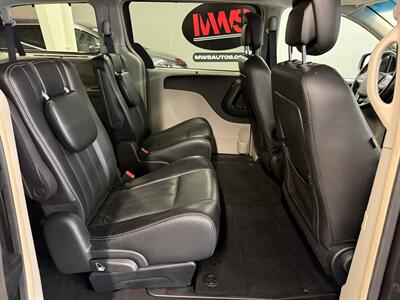 2015 Chrysler Town and Country Touring   - Photo 13 - Grand Rapids, MI 49504