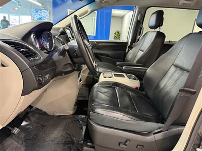 2015 Chrysler Town and Country Touring   - Photo 26 - Grand Rapids, MI 49504