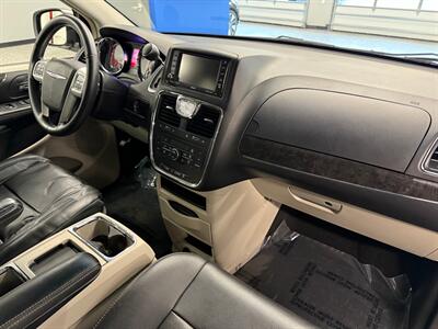 2015 Chrysler Town and Country Touring   - Photo 10 - Grand Rapids, MI 49504