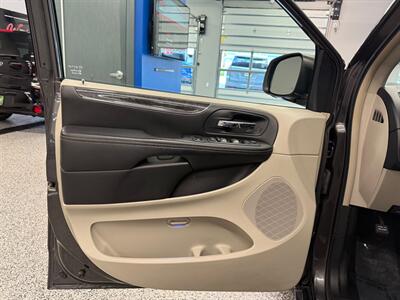 2015 Chrysler Town and Country Touring   - Photo 32 - Grand Rapids, MI 49504