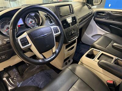 2016 Chrysler Town and Country Touring   - Photo 6 - Grand Rapids, MI 49504