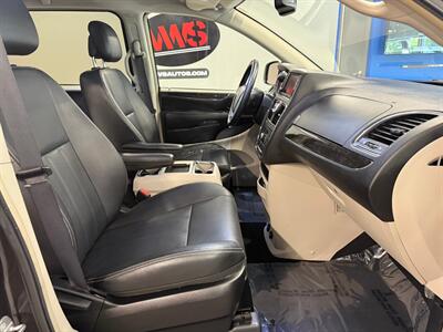 2016 Chrysler Town and Country Touring   - Photo 14 - Grand Rapids, MI 49504