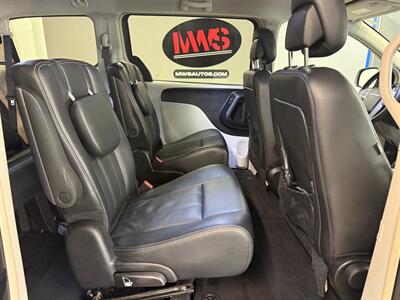 2016 Chrysler Town and Country Touring   - Photo 13 - Grand Rapids, MI 49504