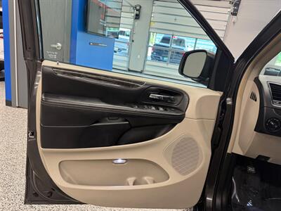 2016 Chrysler Town and Country Touring   - Photo 7 - Grand Rapids, MI 49504