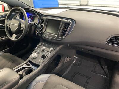 2015 Chrysler 200 S   - Photo 10 - Grand Rapids, MI 49504