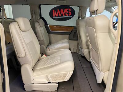 2010 Chrysler Town and Country Limited   - Photo 22 - Grand Rapids, MI 49504