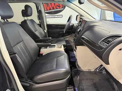 2013 Chrysler Town and Country Touring   - Photo 12 - Grand Rapids, MI 49504