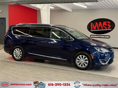 2018 Chrysler Pacifica Touring L   - Photo 1 - Grand Rapids, MI 49504