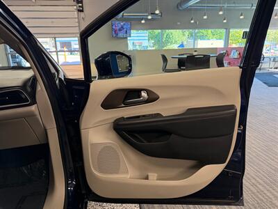 2018 Chrysler Pacifica Touring L   - Photo 11 - Grand Rapids, MI 49504