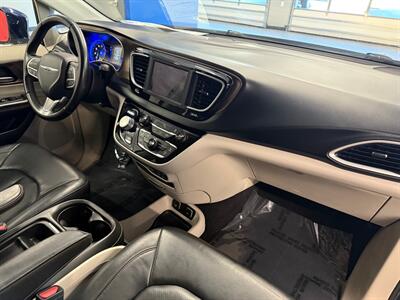 2018 Chrysler Pacifica Touring L   - Photo 10 - Grand Rapids, MI 49504