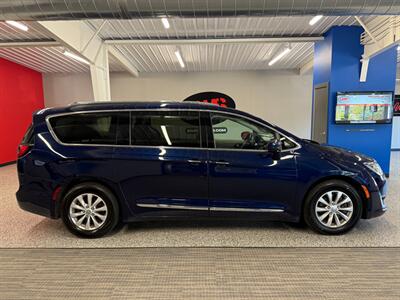 2018 Chrysler Pacifica Touring L   - Photo 8 - Grand Rapids, MI 49504