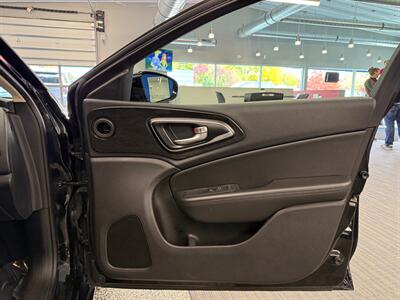 2015 Chrysler 200 C   - Photo 16 - Grand Rapids, MI 49504