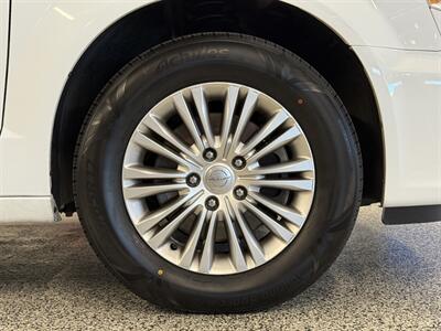2015 Chrysler Town and Country Touring-L   - Photo 9 - Grand Rapids, MI 49504