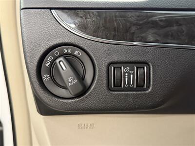 2015 Chrysler Town and Country Touring-L   - Photo 25 - Grand Rapids, MI 49504