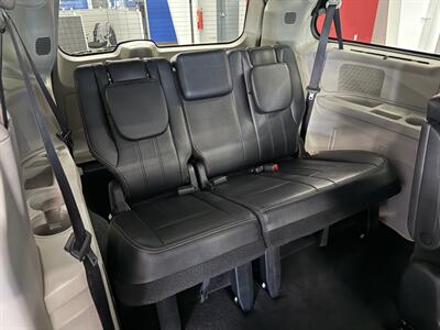2015 Chrysler Town and Country Touring-L   - Photo 15 - Grand Rapids, MI 49504