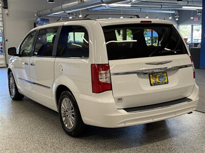 2015 Chrysler Town and Country Touring-L   - Photo 5 - Grand Rapids, MI 49504