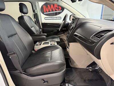 2015 Chrysler Town and Country Touring-L   - Photo 13 - Grand Rapids, MI 49504