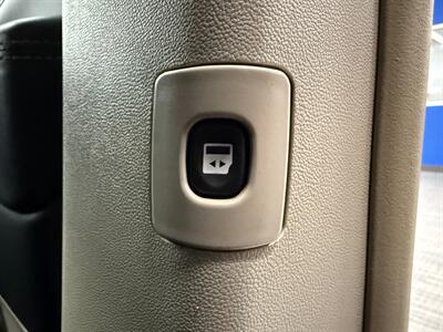 2015 Chrysler Town and Country Touring-L   - Photo 16 - Grand Rapids, MI 49504