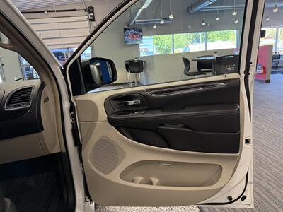 2015 Chrysler Town and Country Touring-L   - Photo 12 - Grand Rapids, MI 49504