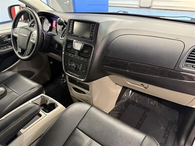 2015 Chrysler Town and Country Touring-L   - Photo 11 - Grand Rapids, MI 49504
