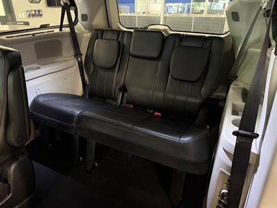 2015 Chrysler Town and Country Touring-L   - Photo 21 - Grand Rapids, MI 49504