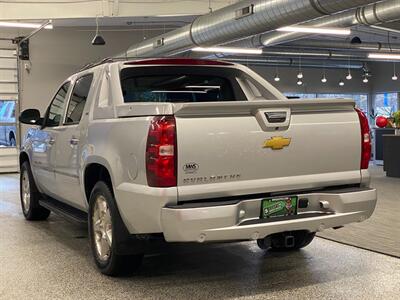 2012 Chevrolet Avalanche LTZ   - Photo 9 - Grand Rapids, MI 49504