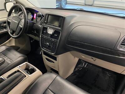 2013 Chrysler Town and Country Touring   - Photo 13 - Grand Rapids, MI 49504