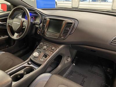 2015 Chrysler 200 S   - Photo 11 - Grand Rapids, MI 49504