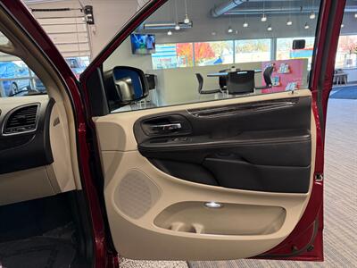 2014 Chrysler Town and Country Touring   - Photo 12 - Grand Rapids, MI 49504