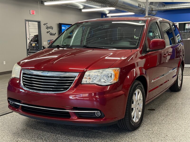 2014 Chrysler Town & Country Touring photo 3
