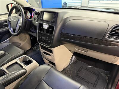2014 Chrysler Town and Country Touring   - Photo 11 - Grand Rapids, MI 49504